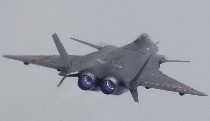 Trung Quốc đang phát triển máy bay chiến đấu tàng hình thế hệ thứ 5, nhưng trong tương lai nó có thể phải đối mặt với máy bay thế hệ thứ 6 do Nhật-Mỹ hợp tác phát triển. Trong hình là máy bay J-20 của Trung Quốc đang bay thử.